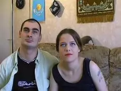 Die Frau hat sexy zierliche Hupen